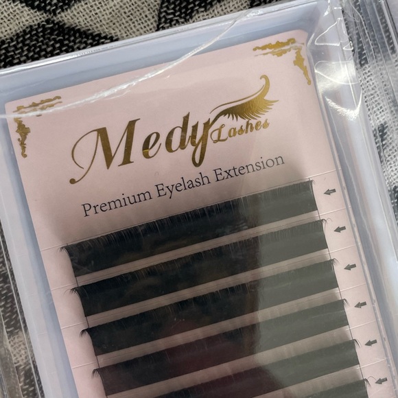 Medy Lashes Premium Eyelash Extension- 2 Pack - Picture 2 of 4